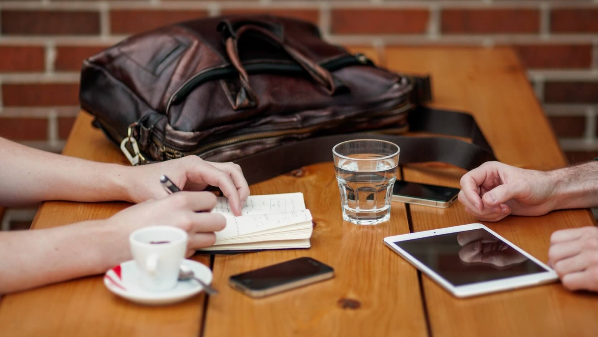 Ein Tisch mit Kaffeetassen und mobilen Endgeräten